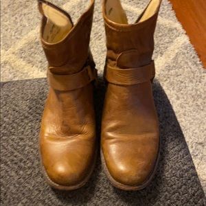 Women’s Frye boots. Size 8.5 lighter color brown